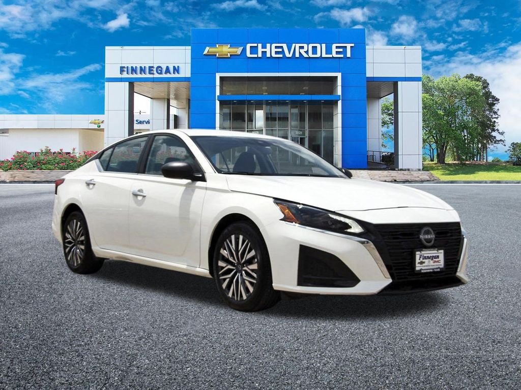 Used 2025 White Nissan 2.5 SV image 1