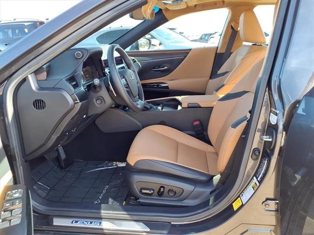 2025 Lexus ES Hybrid 300h - Photo 15