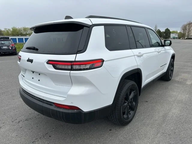 Used 2023 White Jeep Altitude image 7