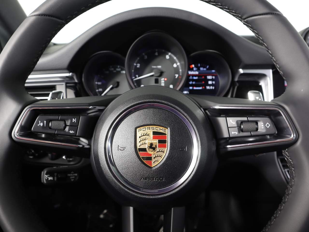 2025 Porsche Macan - Photo 18