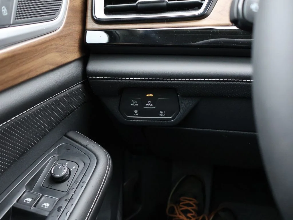 New 2026 Black Volkswagen 2.0T SE w/Technology image 24