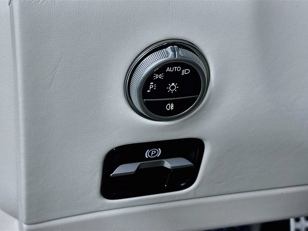 New 2027 MANUFAKTUR Moonlight White Metallic Mercedes-Benz SL 63 AMG® image 42