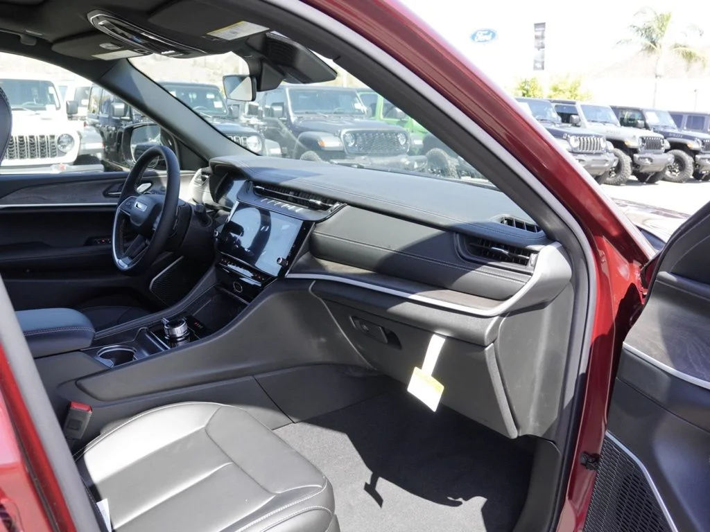 New 2026 Velvet Red Pearl-Coat Exterior Paint Jeep Limited image 21