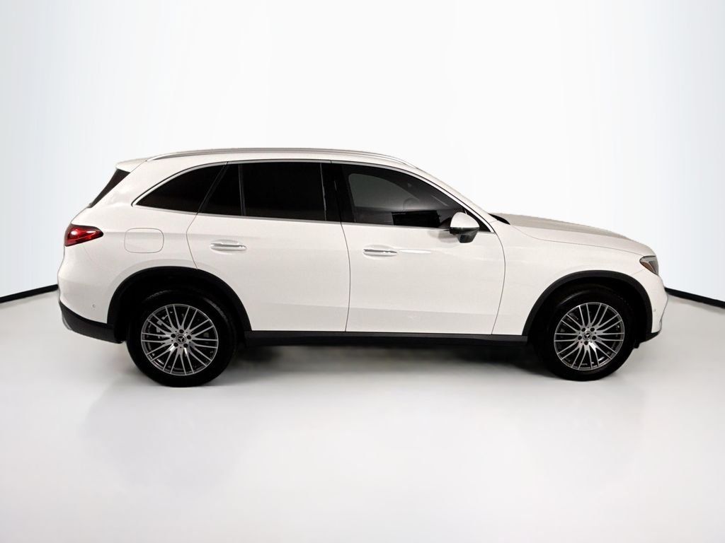 Used 2026  Mercedes-Benz GLC 300 image 4