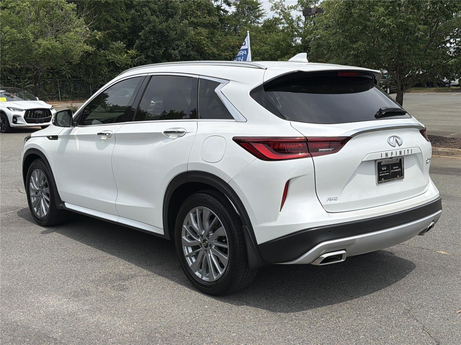 Used 2024 Radiant White INFINITI LUXE image 27