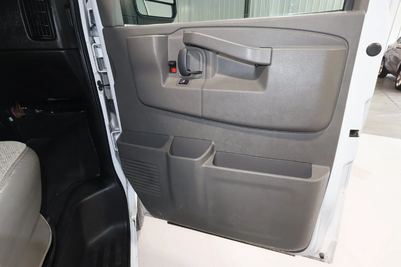 2025 GMC Savana Passenger LT - Photo 13