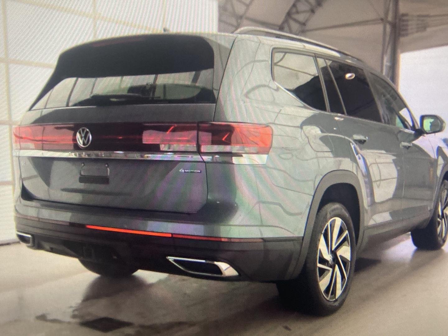 Used 2025  Volkswagen 2.0T SE w/Technology image 2