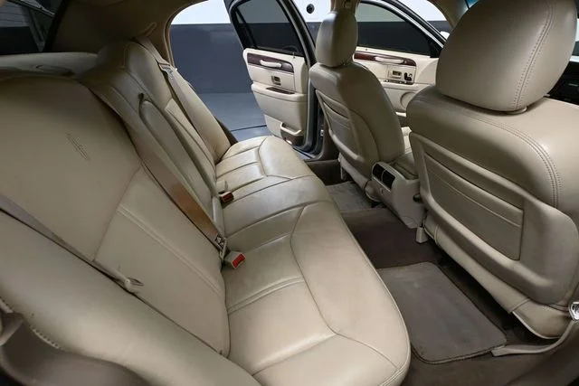 2004 Lincoln Town Car Ultimate - Photo 35