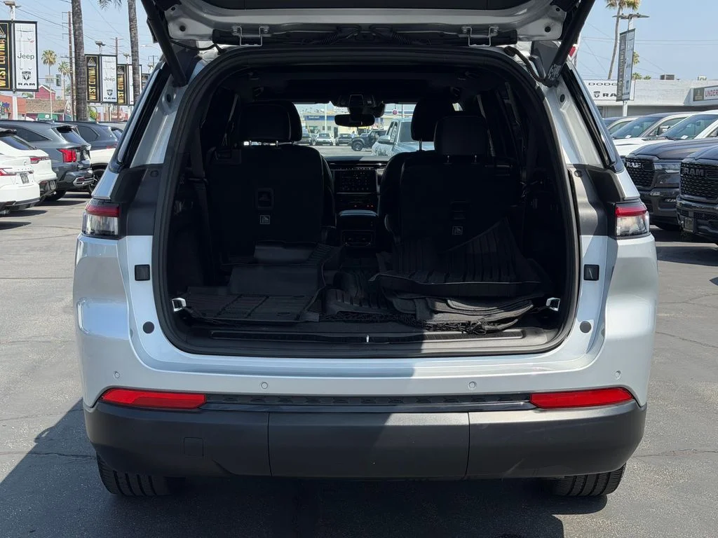 Used 2023 Silver Jeep Altitude image 11