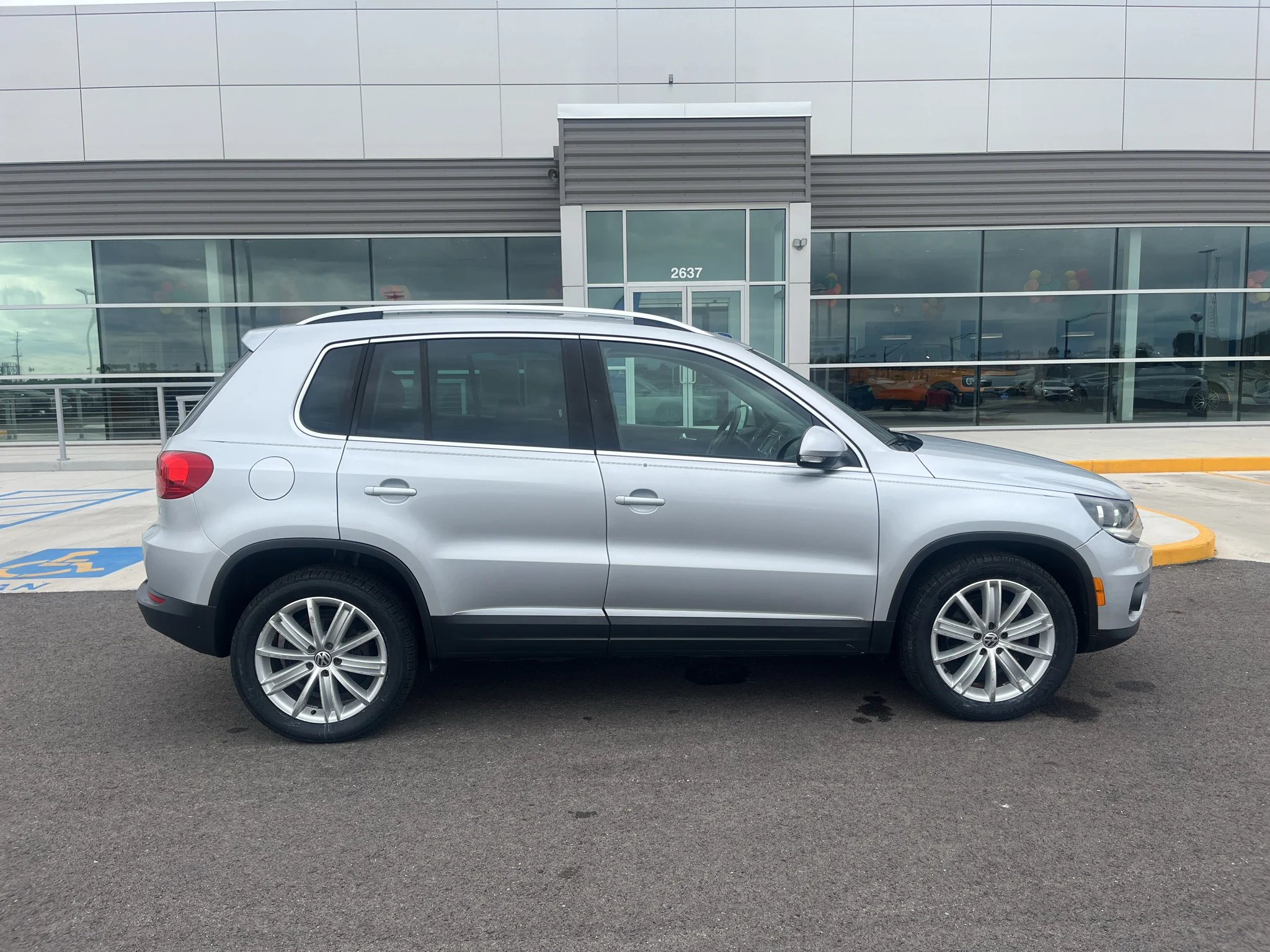 Used 2012 Reflex Silver Metallic Volkswagen SE image 4