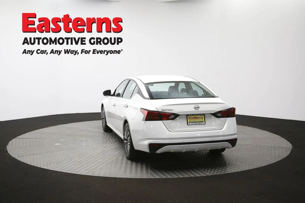 Used 2025 White Nissan 2.5 SV image 33