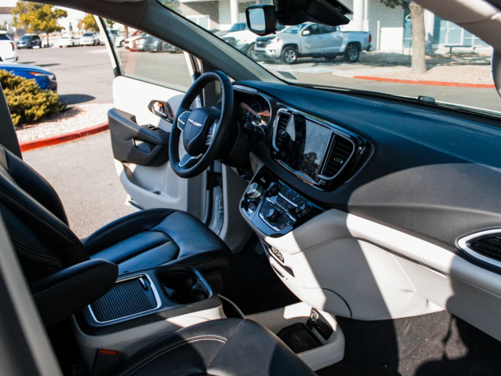 Used 2023 Silver Mist Clearcoat Chrysler Touring L image 30