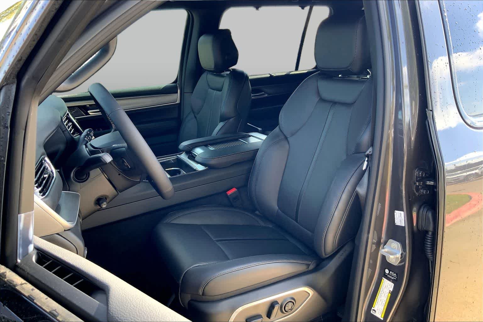New 2026 Baltic-Gray Metallic Clear-Coat Exterior Paint Jeep Limited Altitude image 9