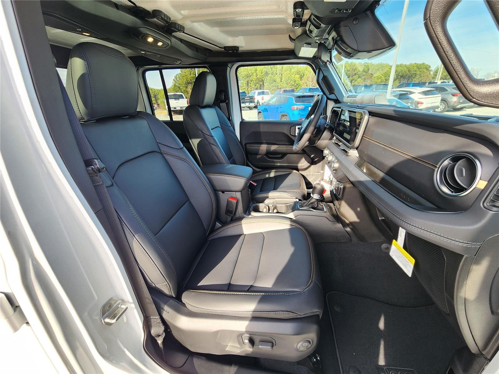 New 2026 Bright White Clear-Coat Exterior Paint Jeep Sahara image 7