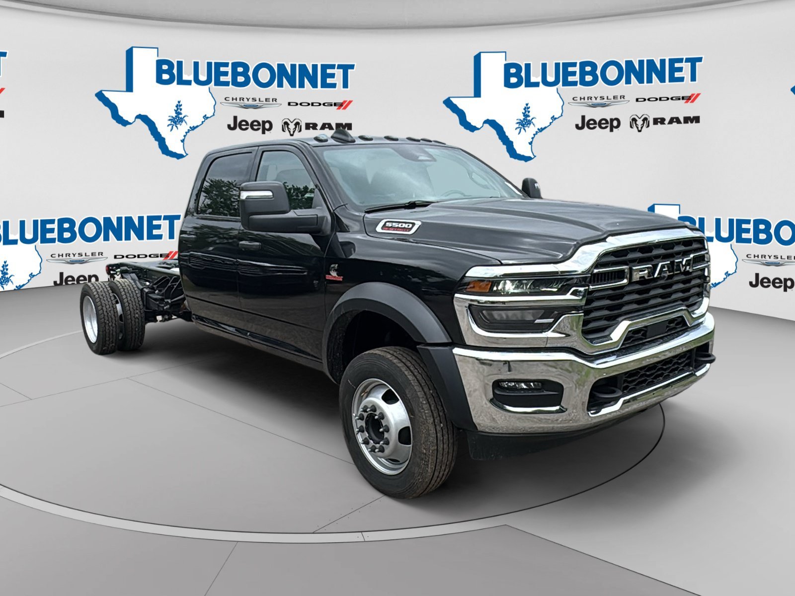 New 2026 Diamond Black Crystal Pearl-Coat Exterior Paint RAM Tradesman image 3