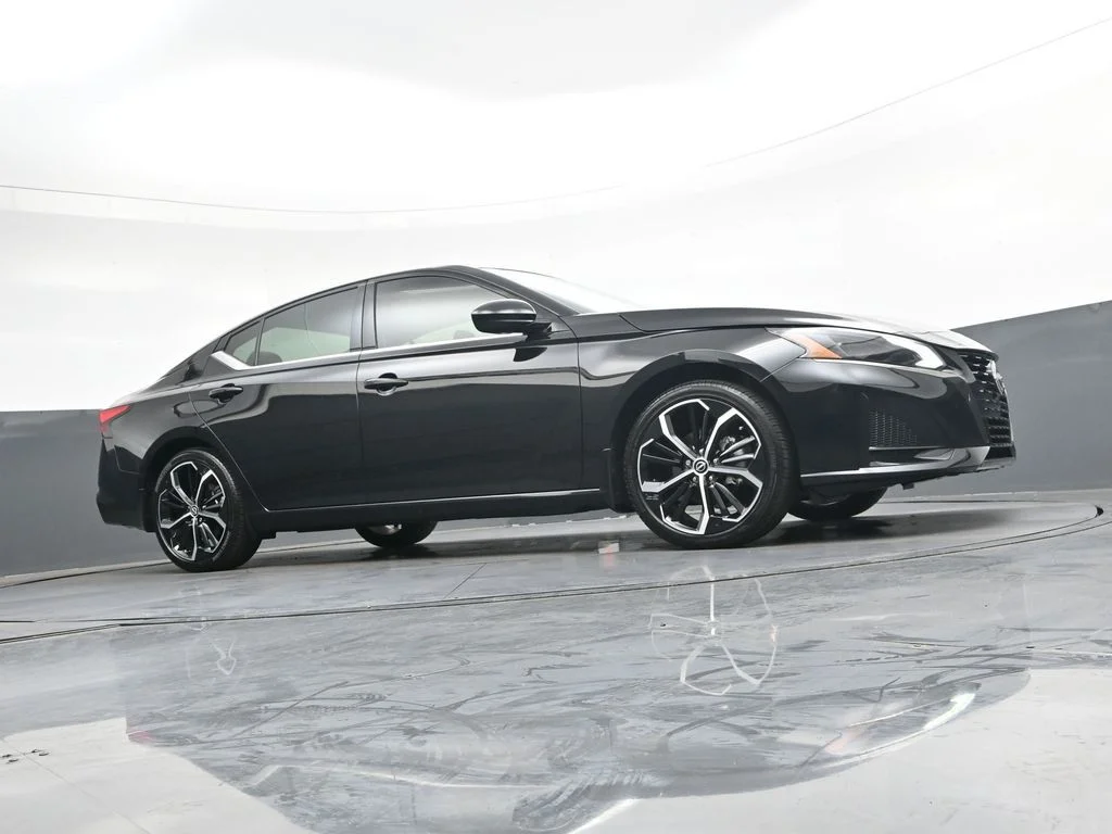 Used 2025 Black Nissan 2.5 SR image 44