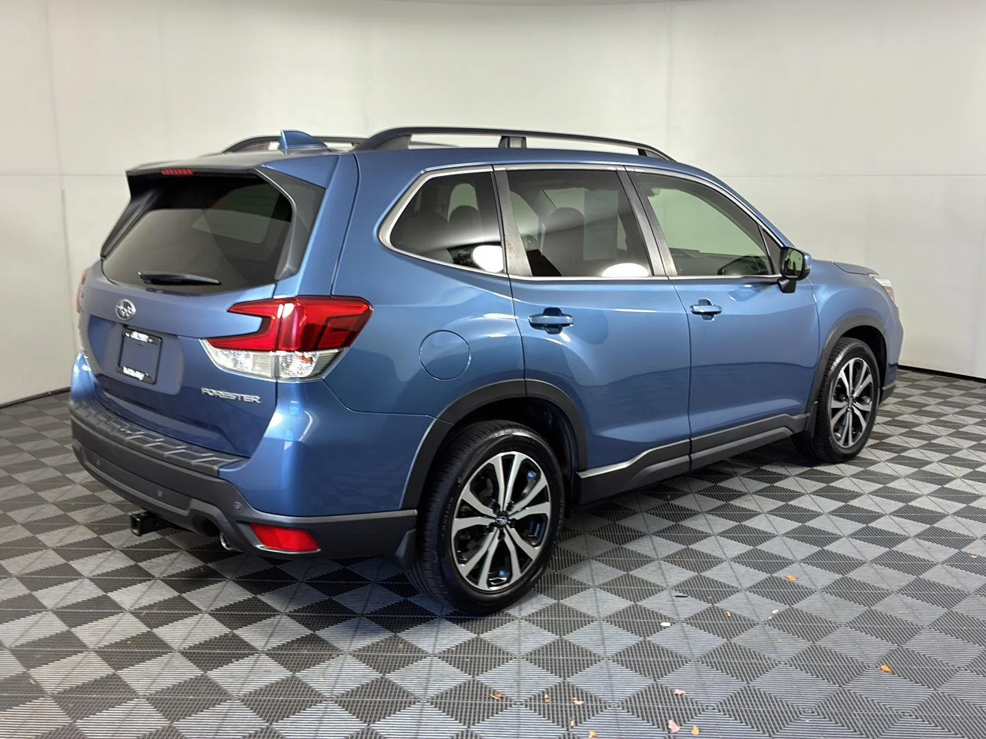 Used 2019 Horizon Blue Pearl Subaru Limited image 5