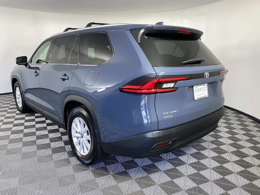 Used 2025 Cloud Toyota XLE image 6