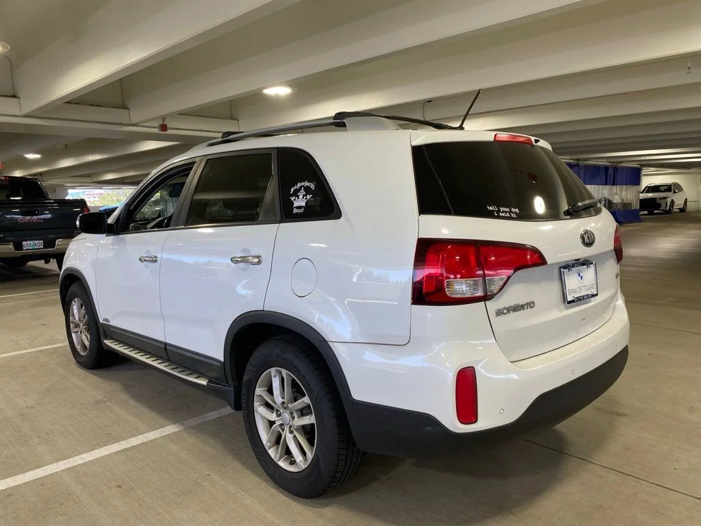 Used 2015 Snow White Pearl Kia LX image 3