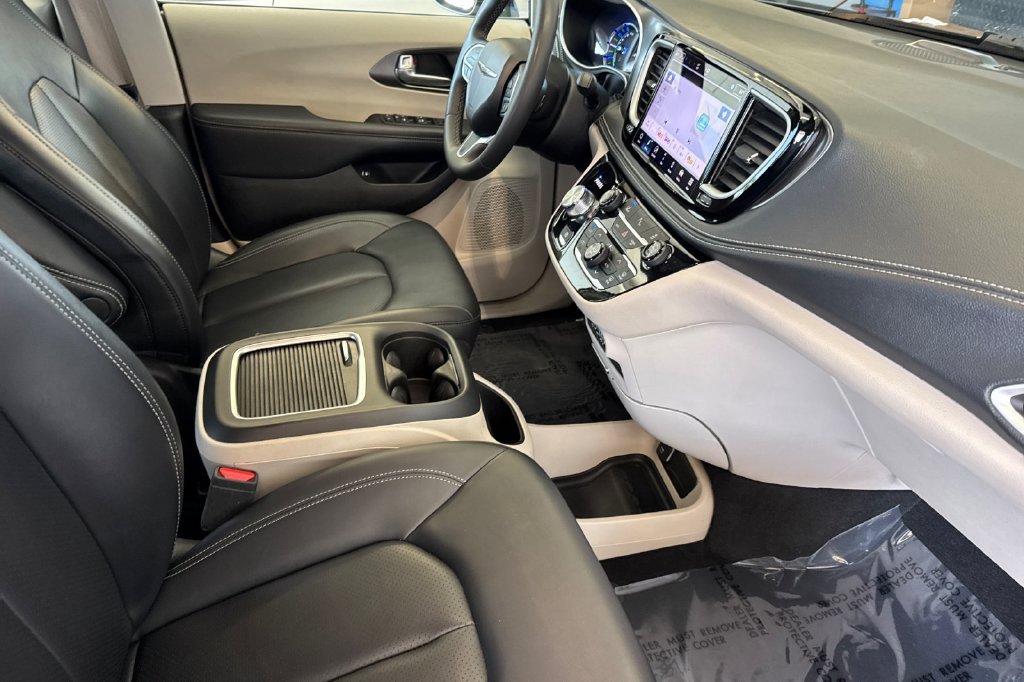 Used 2024 Bright White Clearcoat Chrysler Select image 18