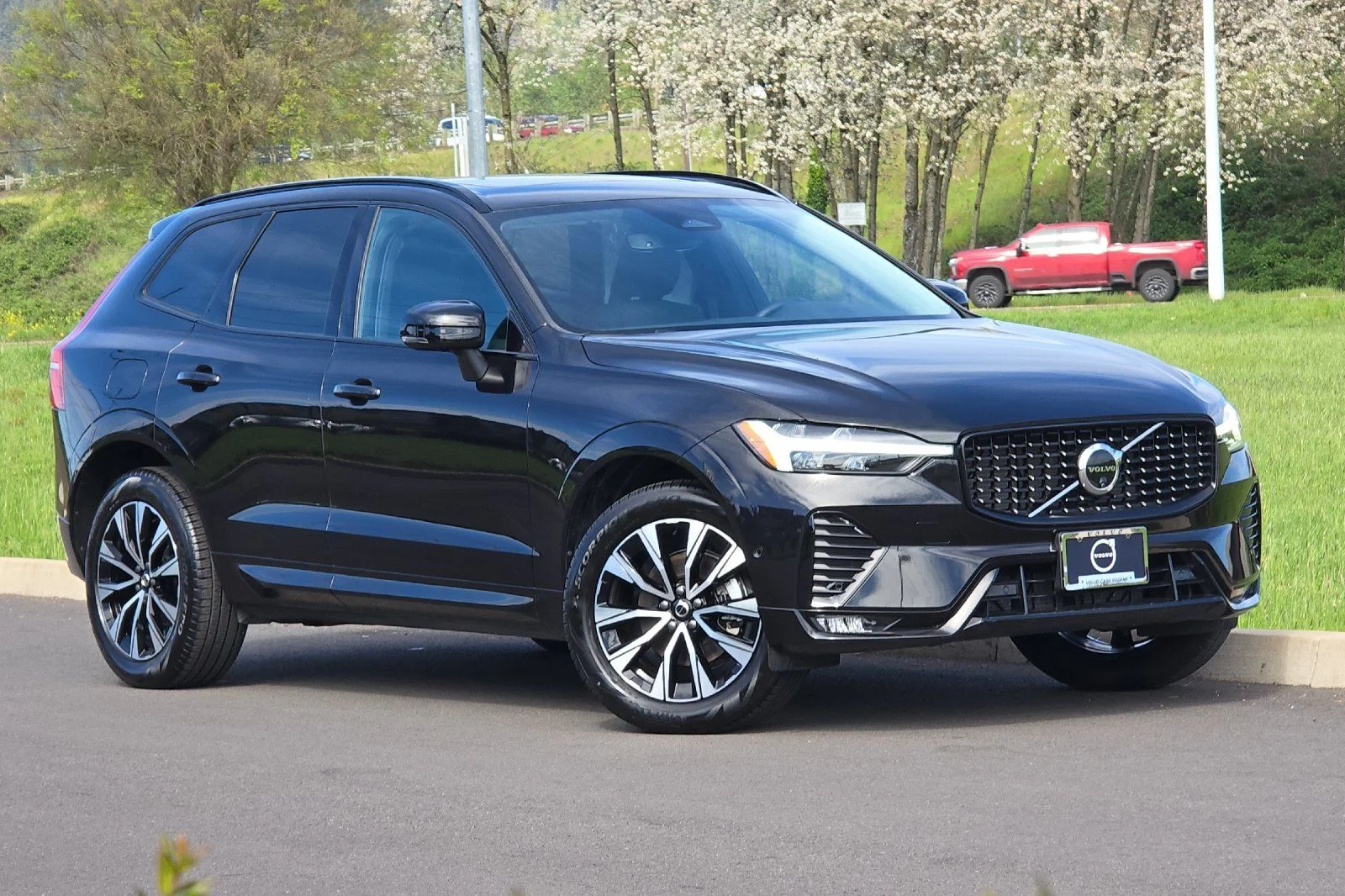 2025 Volvo XC60 B5 Plus Dark AWD's photo