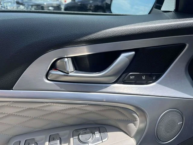 Used 2019 White Genesis 2.0T Advanced image 19