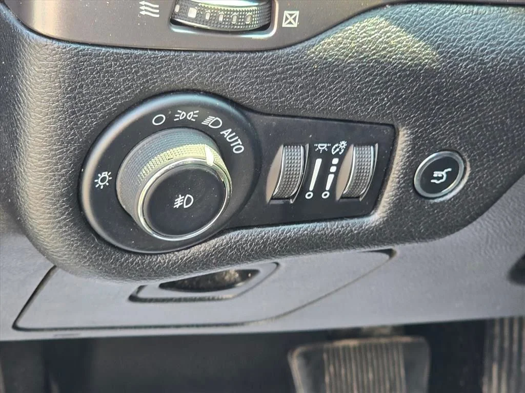 Used 2021 Blue Jeep Latitude Lux image 8