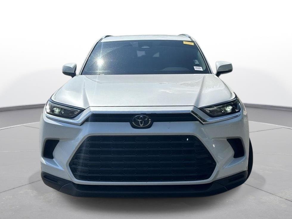 Used 2024 Wind Chill Pearl Toyota XLE image 3