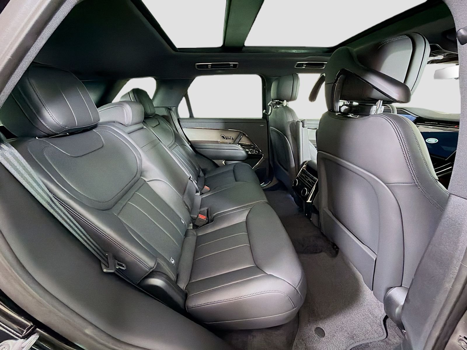 New 2026 Santorini Black Land Rover Dynamic SE image 31