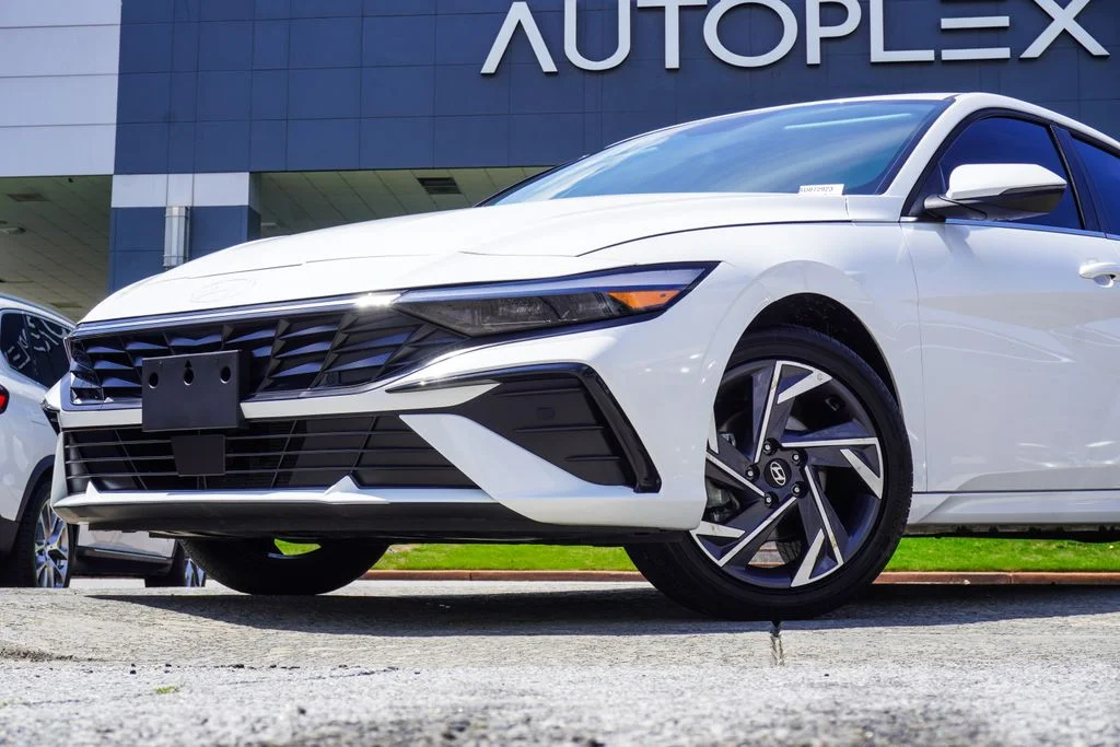 Used 2025 White Hyundai Limited image 2