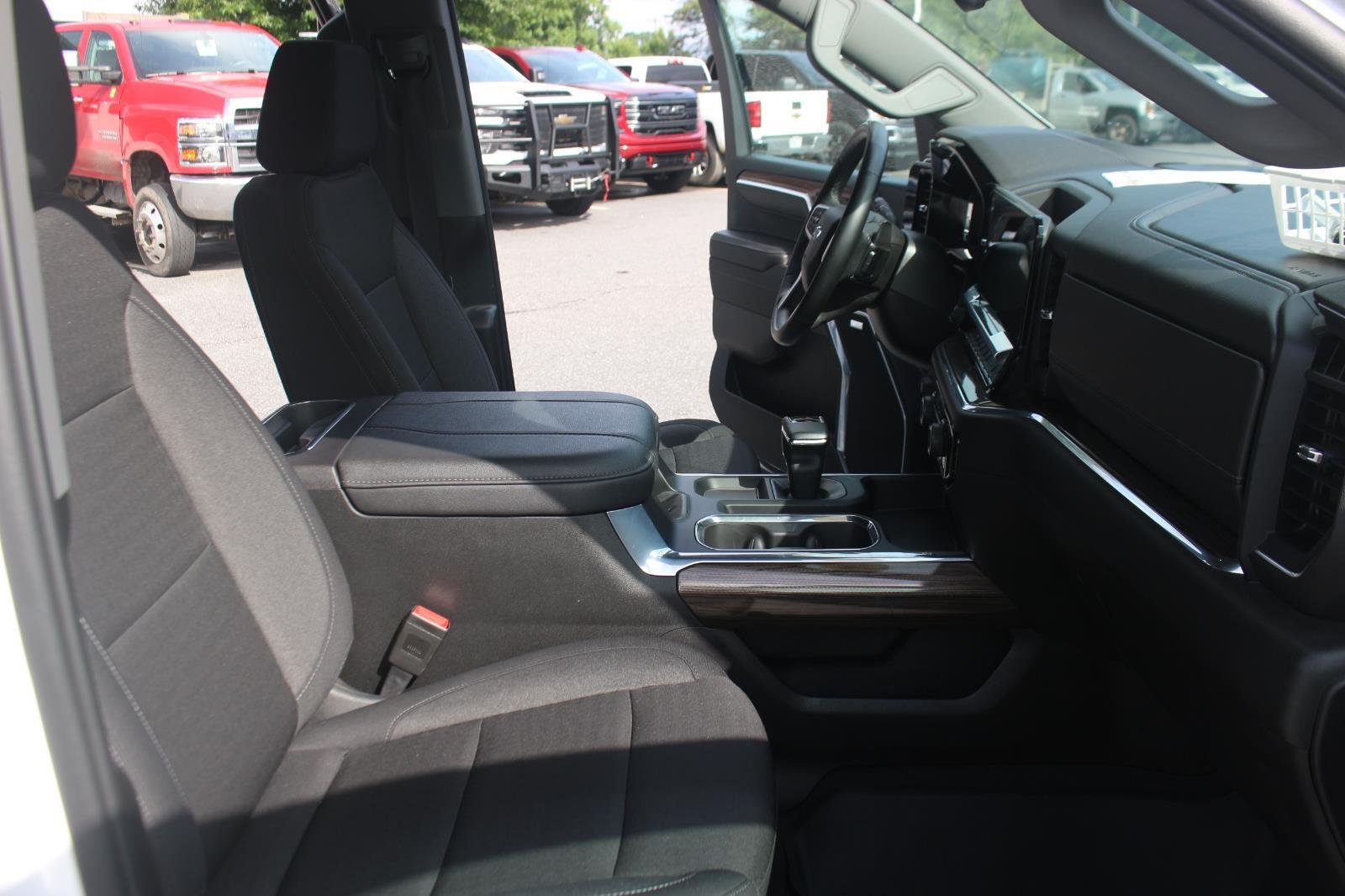 Used 2024 Summit White Chevrolet RST image 35