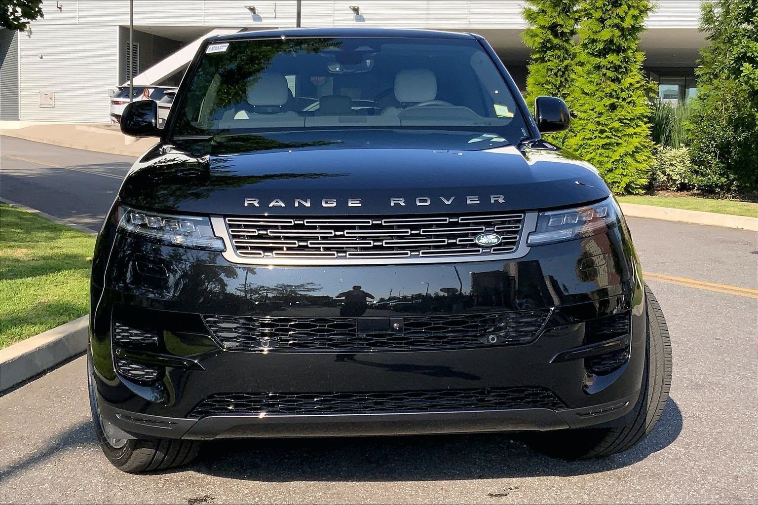 New 2026 Santorini Black Land Rover SE image 3
