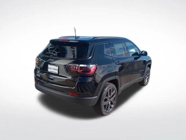 New 2026 Diamond Black Crystal Pearl-Coat Exterior Paint Jeep Latitude image 5