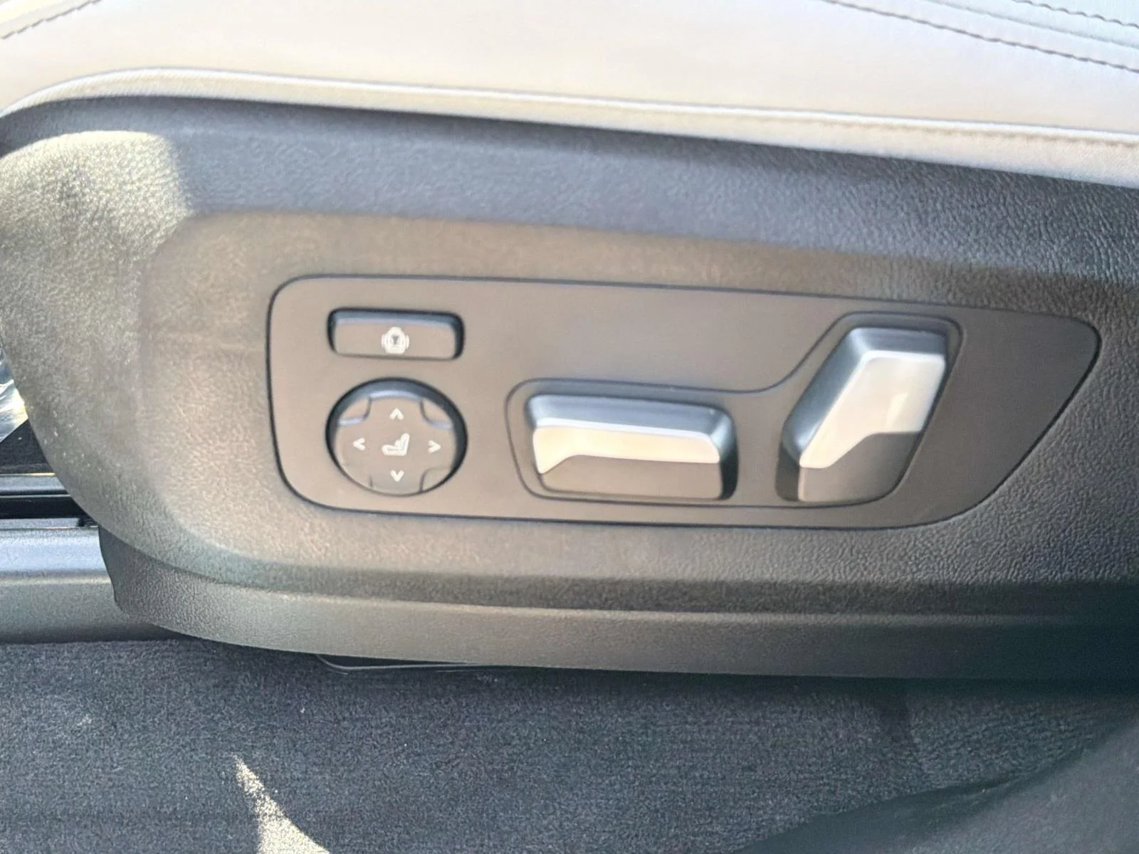 New 2026 Brooklyn Grey Metallic BMW xDrive50e Plug-In Hybrid image 31