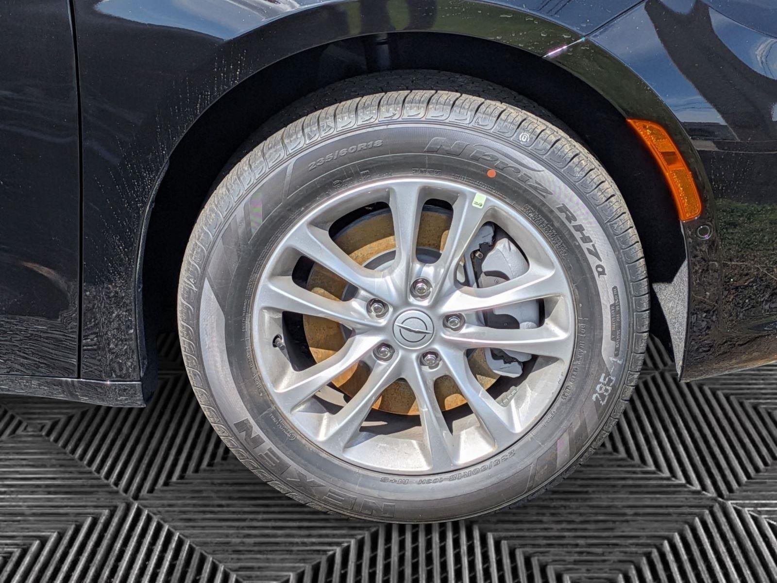 New 2026 Diamond Black Crystal Pearl-Coat Exterior Paint Chrysler Select image 9