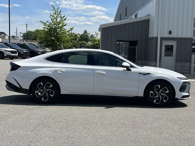 Used 2025 White Hyundai SEL image 14