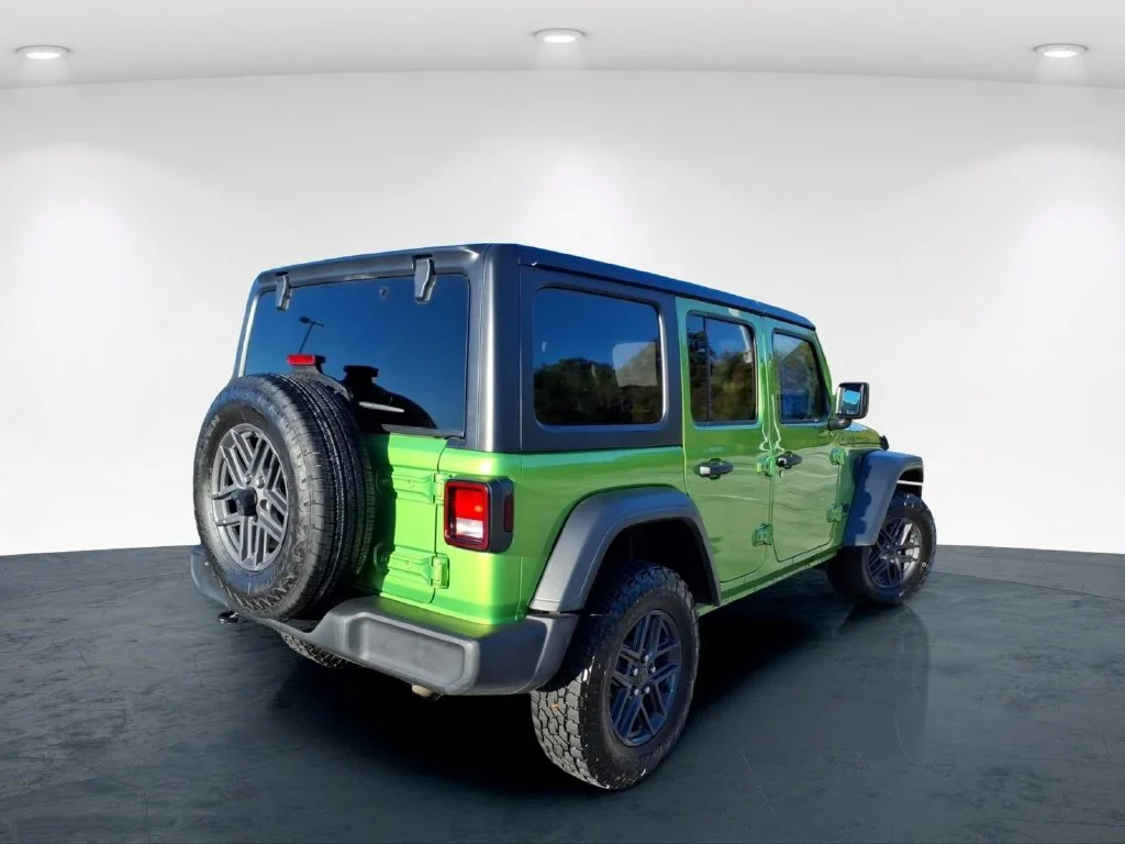 Used 2025 Green Jeep Sport S image 8