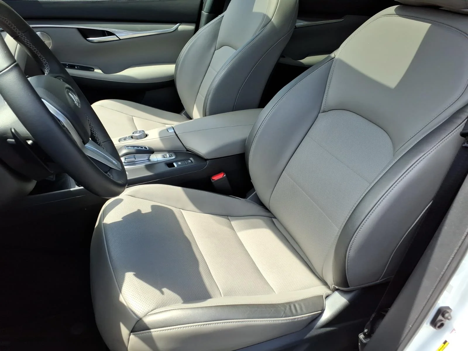 Certified Used 2025 White INFINITI LUXE image 20