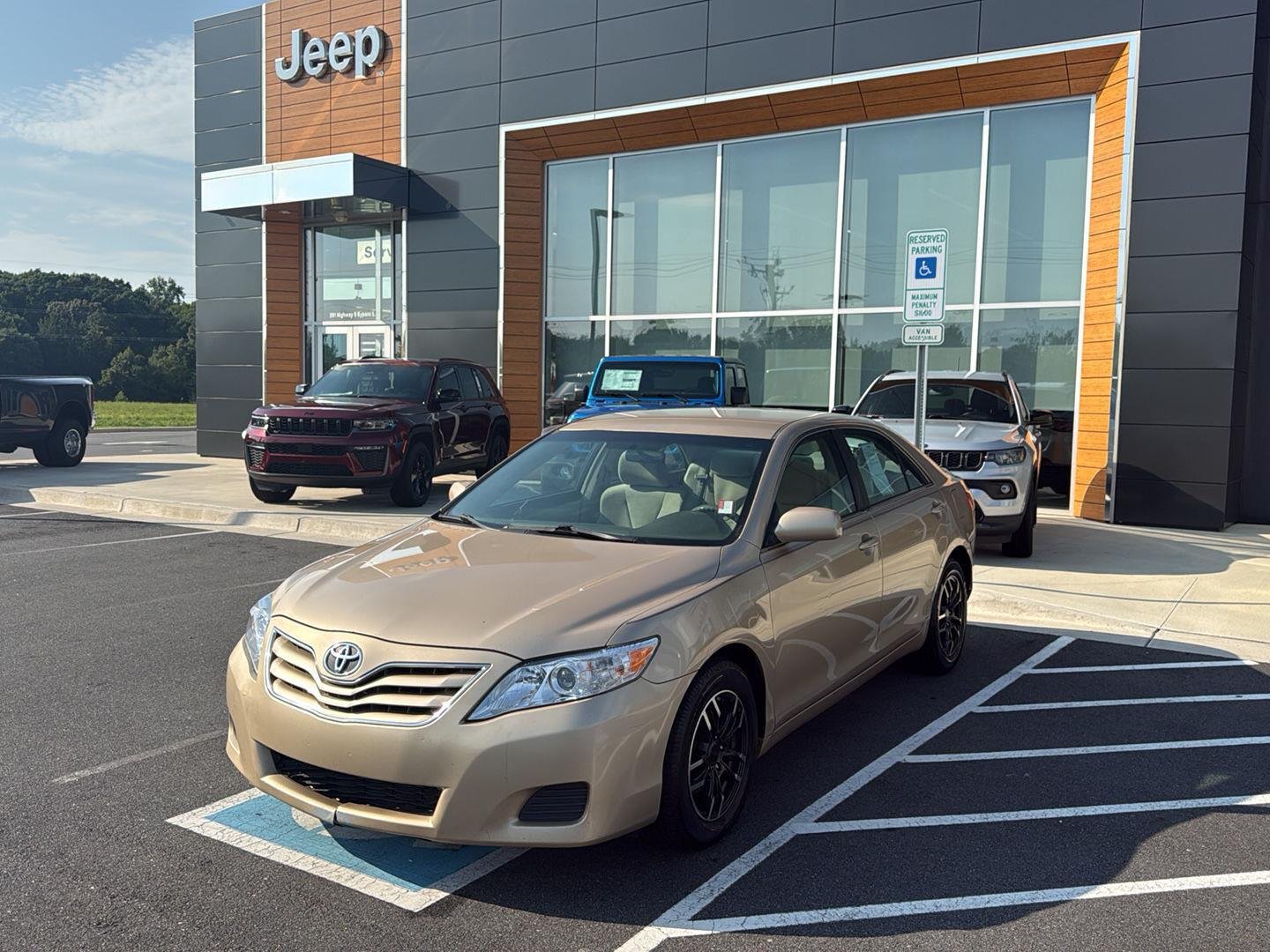 Used 2010  Toyota LE image 2