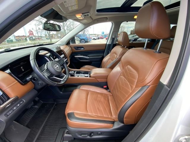 Used 2022 White Nissan Platinum image 13