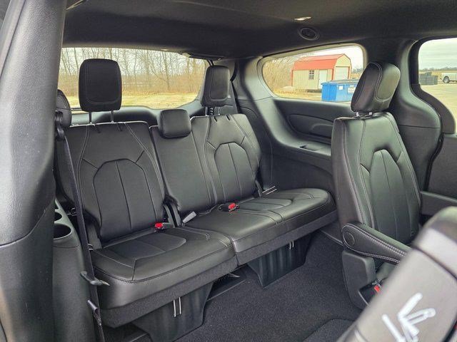 New 2026 Diamond Black Crystal Pearl-Coat Exterior Paint Chrysler Select image 16