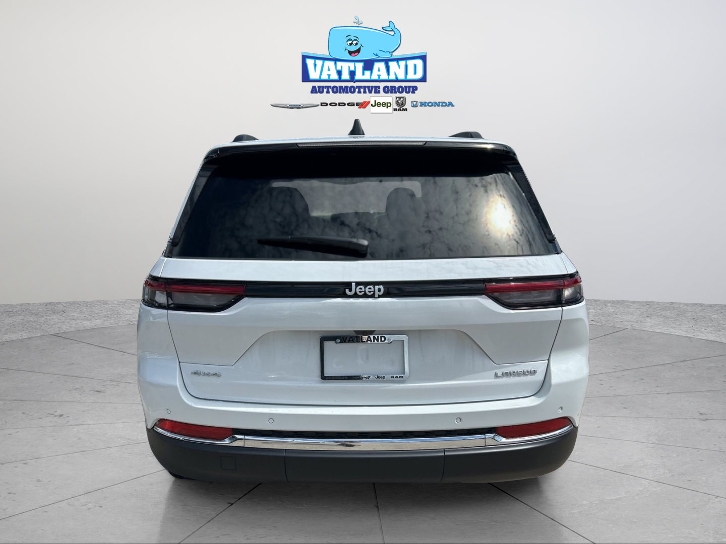 New 2026 Bright White Clear-Coat Exterior Paint Jeep Laredo image 4