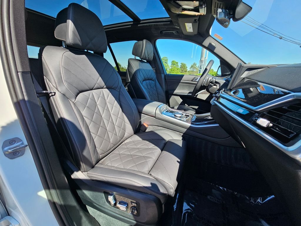 Certified Used 2025 Alpine White BMW M60i image 19