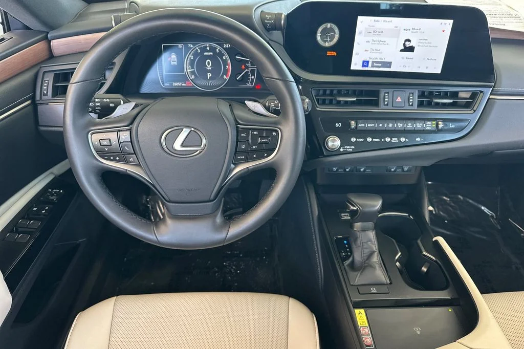 Used 2025 White Lexus 350 image 16