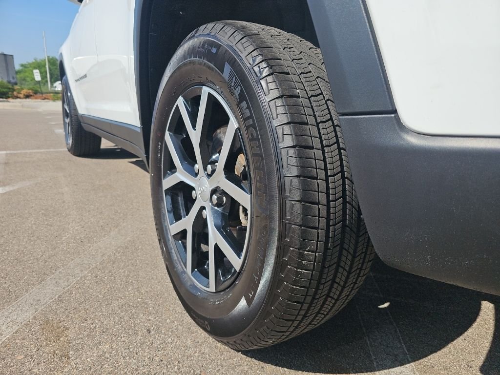 Used 2024 White/off-white Jeep Limited image 39