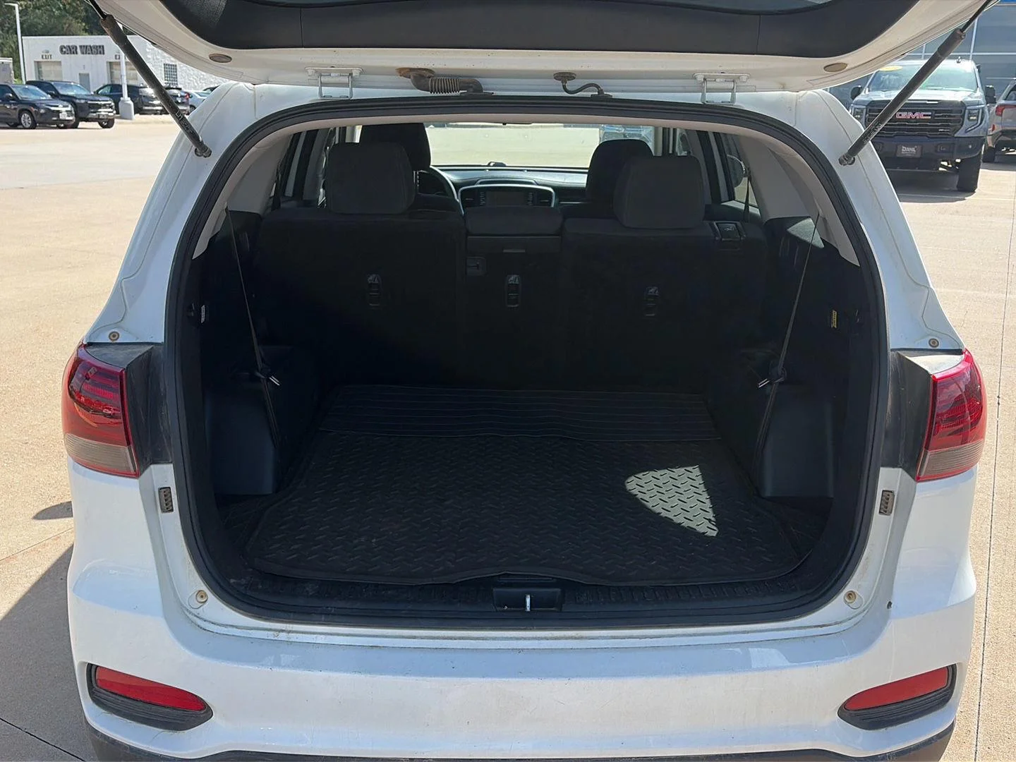 Used 2019 White Kia LX image 31