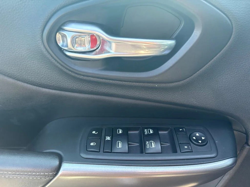 Used 2019 Gray Jeep Latitude Plus image 10