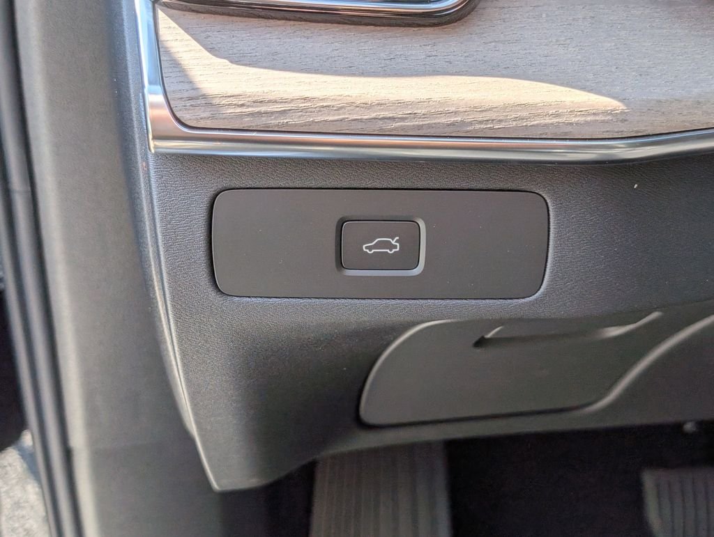 2026 Volvo XC90 Plus - Photo 18