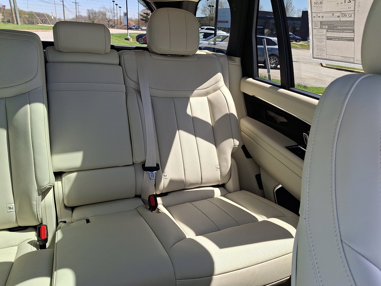 New 2026 Santorini Black Metallic - 1AG Land Rover P400 SE 7 Seat image 17