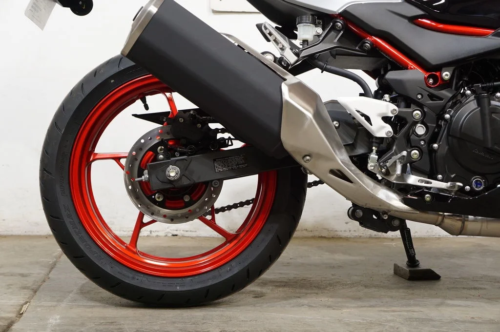 New 2026 Pearl Blizzard White/Ebony Kawasaki SE ABS image 11